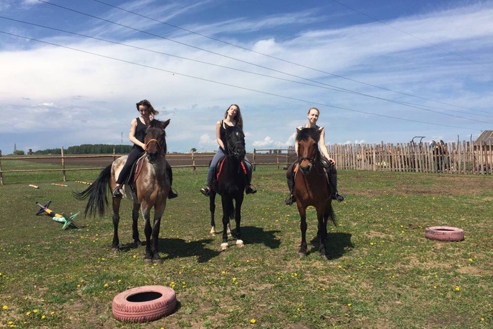 Мы с подругами на конюшне в Челябинской области