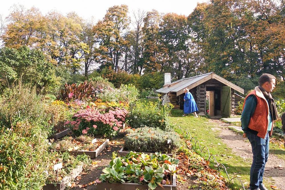 Перед началом работ в Ясной Поляне сотрудники музея провели экскурсию по саду и оранжерее, которые создал Лев Толстой