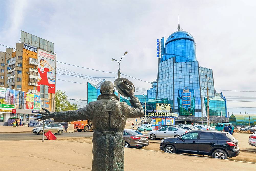Помню старый ж/д вокзал. Сейчас вместо него синий уродец, никак не вписывающийся в среду. В Самаре не настолько большой пассажиропоток, и нужды в новом вокзале объективно не было