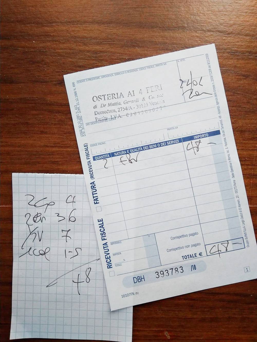 Чек на двоих из ресторана в районе Дорсодуро: обслуживание — 4 €, паста с крабом — 36 €, 0,5 л белого вина — 7 €, эспрессо — 1,5 €