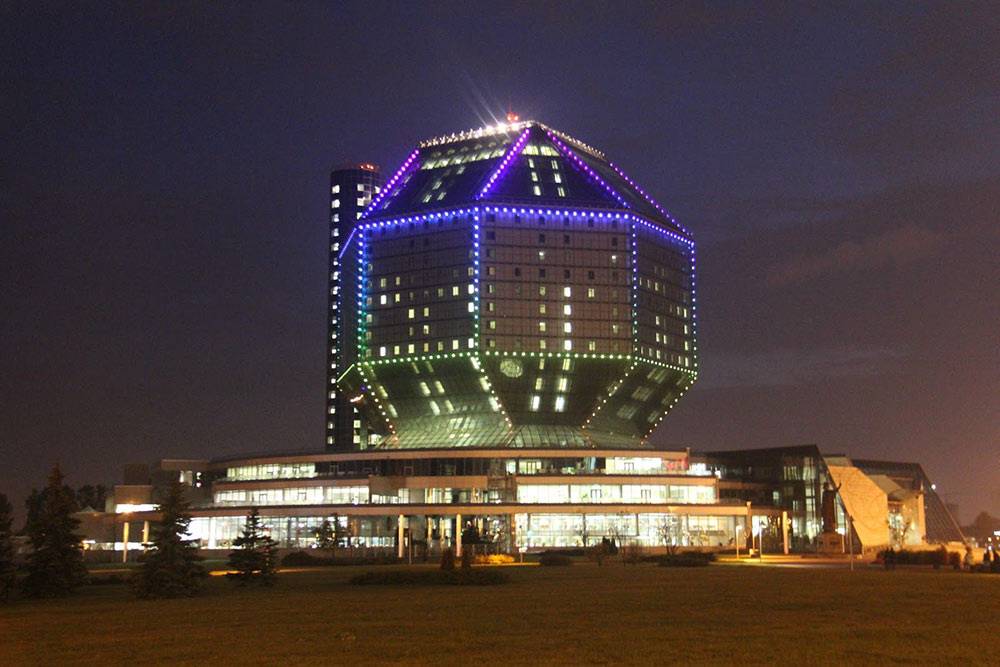 Подсветка здания — это многоцветный экран из светодиодов площадью 2000&nbsp;м². Она включается с заходом солнца и работает до полуночи. Цвета и рисунок меняются. Иногда на экране транслируют рекламу