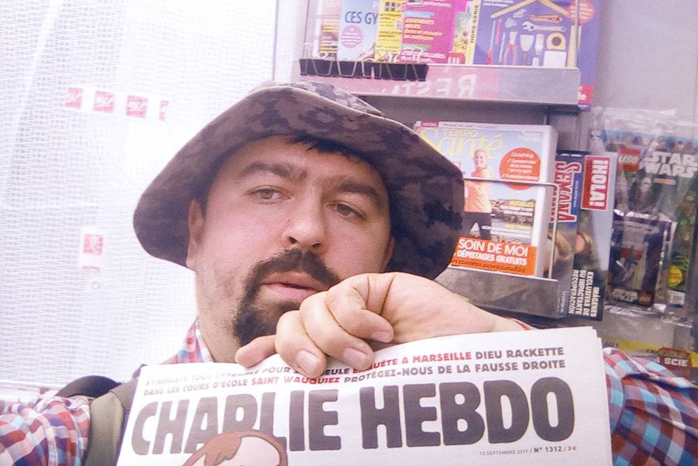 Свежий номер газеты «Шарли-эбдо» стоил 3 €, поэтому я ограничился фотографией