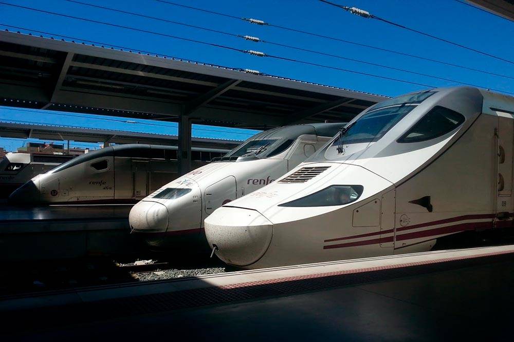 Поезда в Испании прибывают с точностью до минуты. Если они опаздывают на 15 минут, пассажиру возвращают половину стоимости билета, если на полчаса — полную стоимость