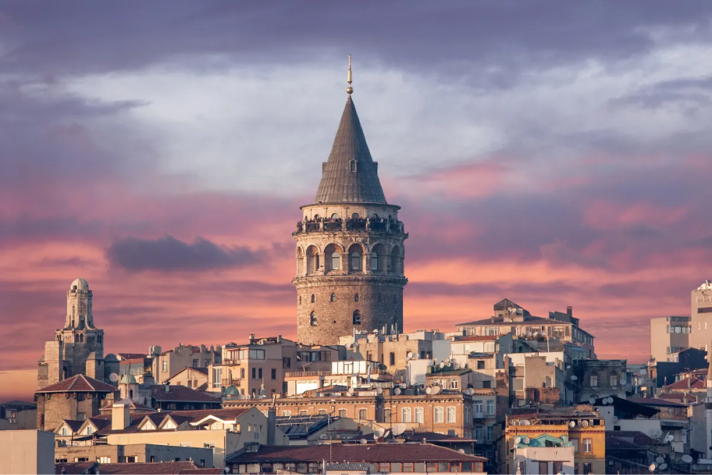Галатскую башню видно почти из любой точки в центре Стамбула. Фото: nexus 7 / Shutterstock