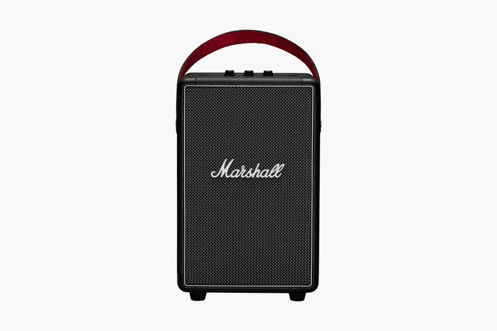 Активная беспроводная колонка Marshall Tufton на 80 ватт весит 5 кг и может проигрывать музыку на одной зарядке около 20 часов. Обойдется такая в 45 000 <span class=ruble>Р</span> — в несколько раз дороже проводных колонок схожей мощности