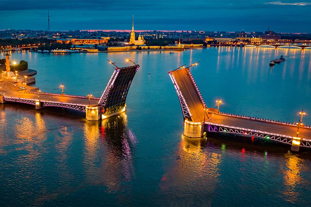 Это Дворцовый мост. За ночь его разводят дважды: первый раз — с 01:10 до 02:50, второй — с 03:10 до 04:55. Источник: FOTOGRIN / Shutterstock