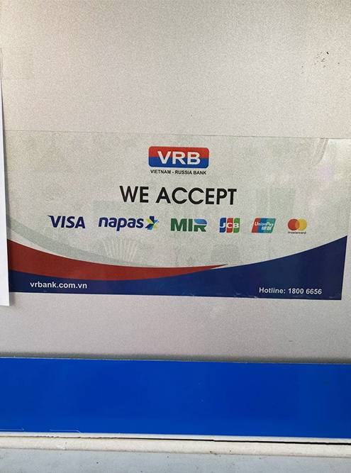 На банкомате VRB в центре Хошимина была наклейка, где обозначено, что он принимает карты «Мир»