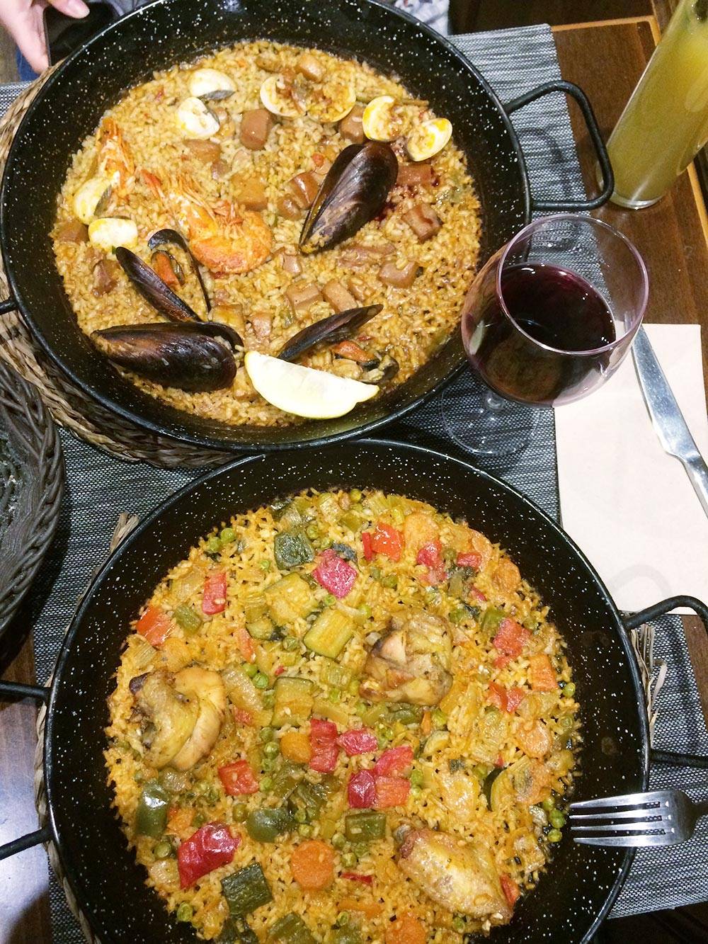 Нам особенно запомнилась еда в Барселоне. Там в каждом ресторане подают свежие морепродукты и изумительно готовят паэлью. Порции везде большие