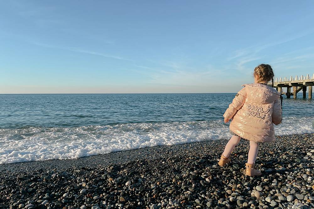 Нам с мужем море не сильно нужно, а вот дочка обожает гулять по пляжу и ждет лета, чтобы купаться