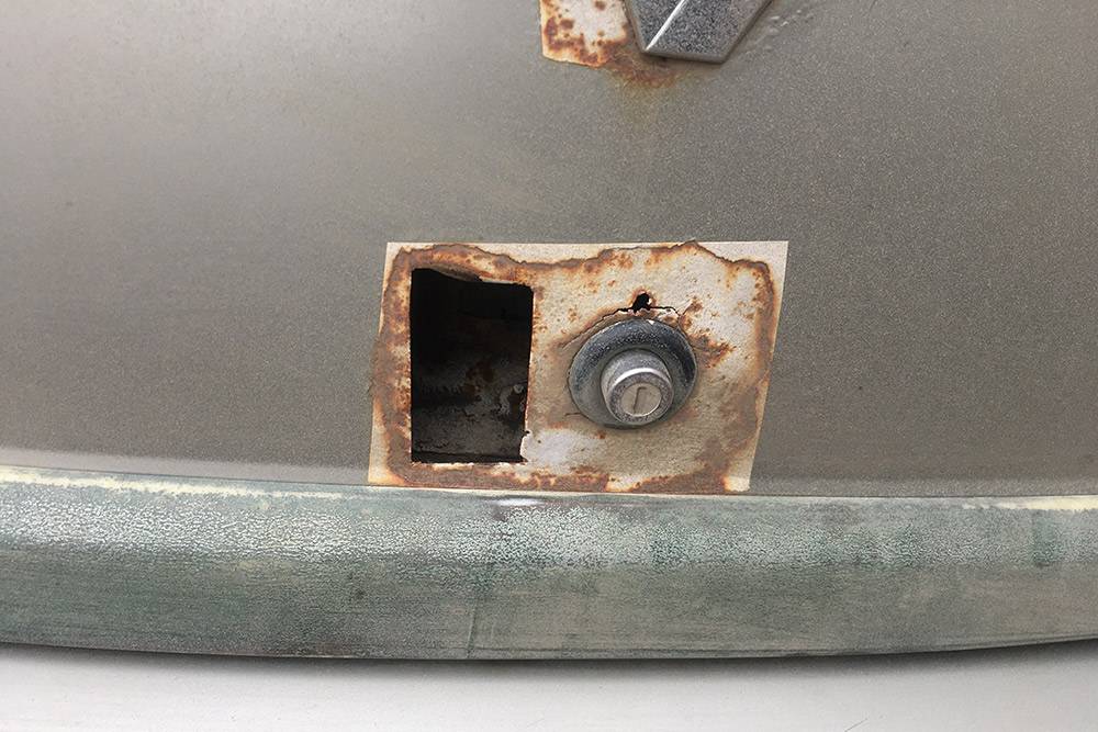 Таким варварским способом злоумышленники могут добраться до проводки или замка