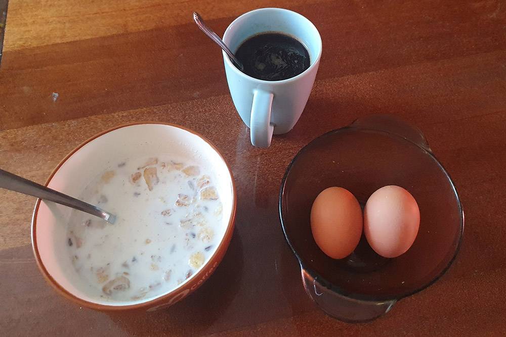 Завтрак — мюсли и яйца