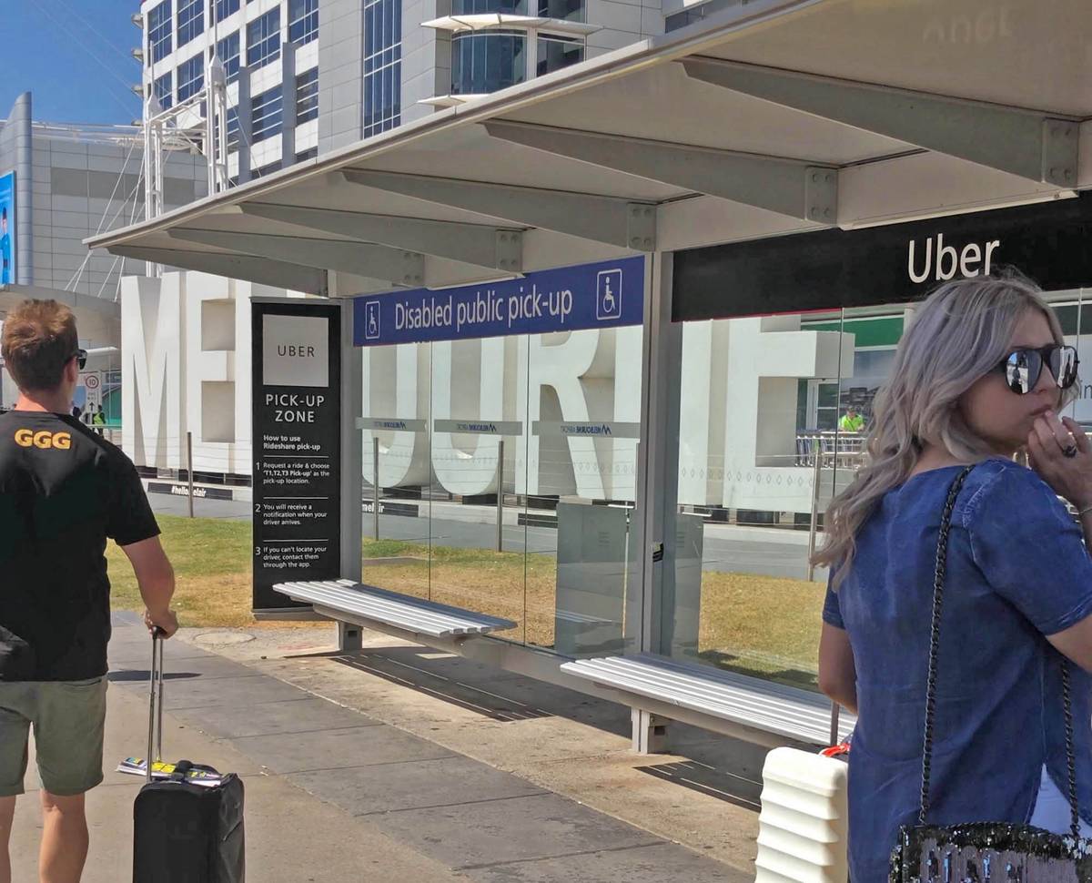 Остановка для посадки на «Убер» в аэропорту Мельбурна