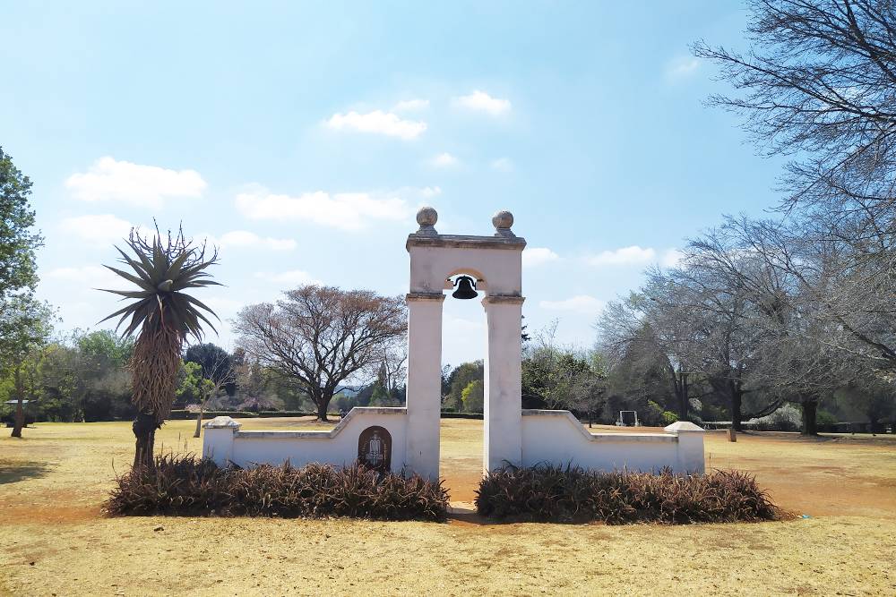 На входе в сад роз стоит монумент в&nbsp;честь 300-летия прибытия гугенотов в&nbsp;Южную Африку