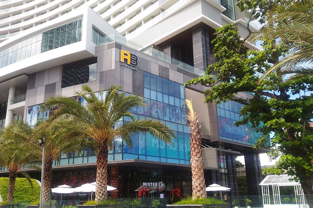 Торговый центр AB Central Square в Нячанге стал местом притяжения туристов по вечерам