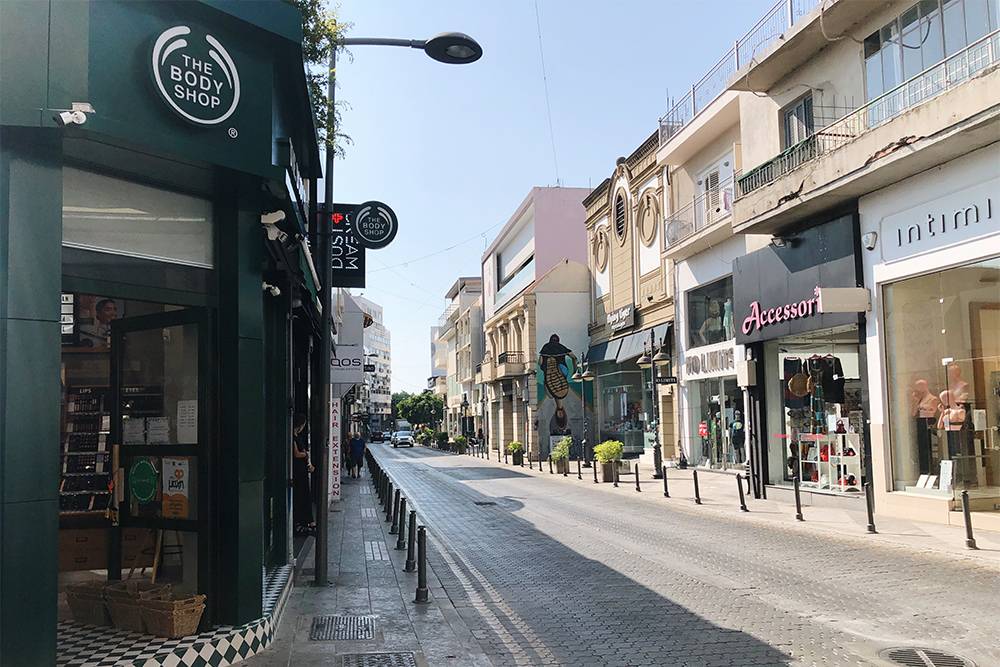 На Анексартисиас из брендов представлены: Havaianas, Intimissimi, Calzedonia, Stradivarius, Tezenis, ECCO, Terranova, Flying Tiger, Aldo, Replay, Zara, Mango и другие