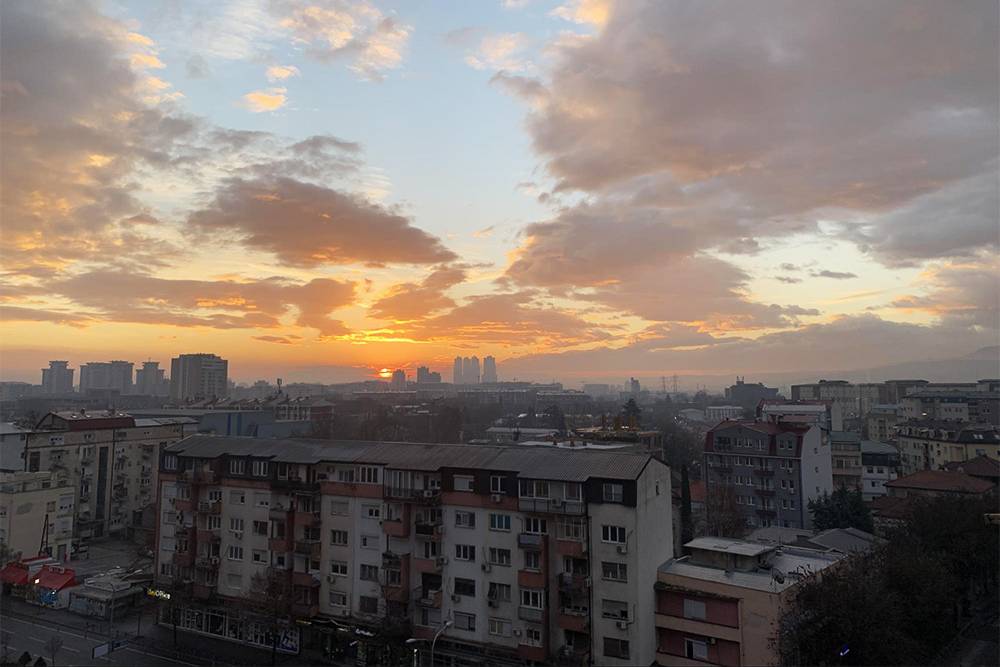 В поездке я продолжал жить в своем обычном томском часовом поясе — плюс 6 часов к балканскому времени. Просыпался в 5 утра и встречал прекрасные рассветы. Это вид из нашего окна в Скопье