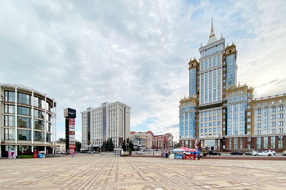 Здание Мордовского государственного университета напоминает высотку МГУ на Воробьевых горах в Москве