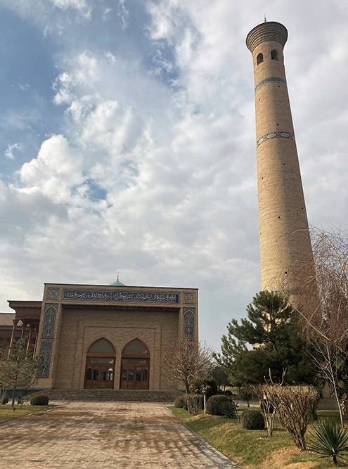 Над мечетью Хазрет Имам возвышаются два минарета высотой 53 метра