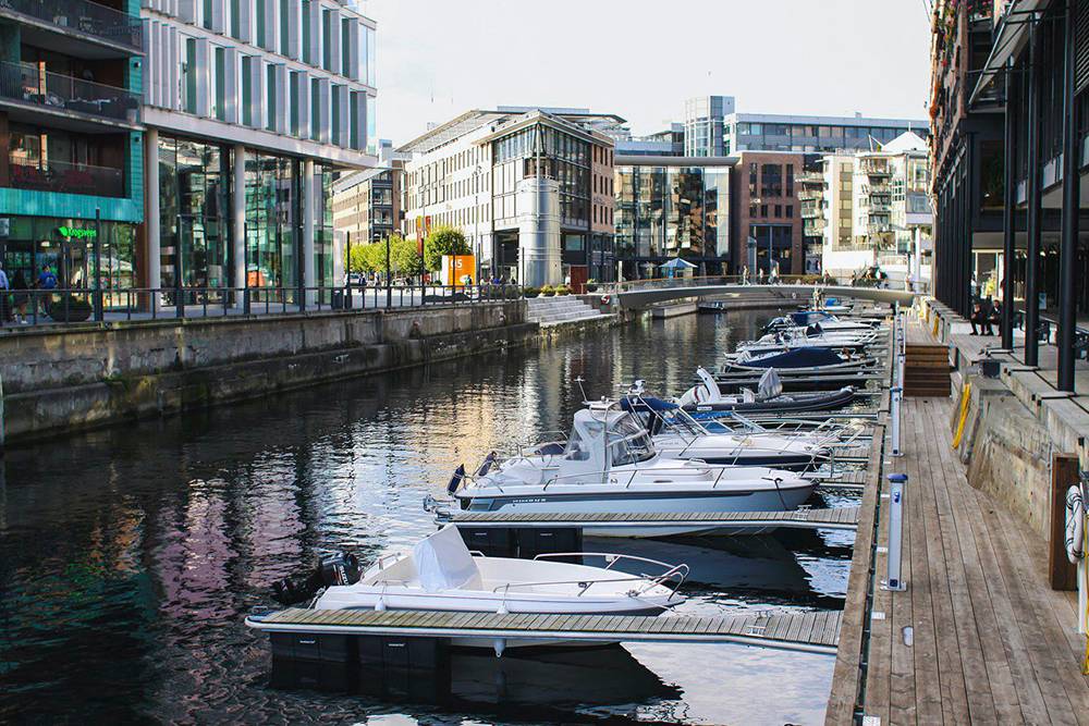 Осло — первая точка нашего маршрута. Большой и современный город расположен на берегу Осло-фьорда, и там есть районы, где можно перемещаться не только по суше, но и по воде. На фото как раз такой квартал, где парковка не для&nbsp;автомобилей, а для&nbsp;катеров