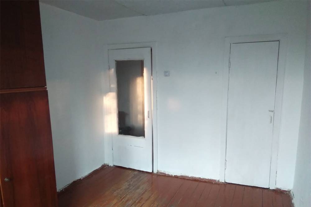 А так стала выглядеть спальня после покраски. Дверь почти сливается со стеной