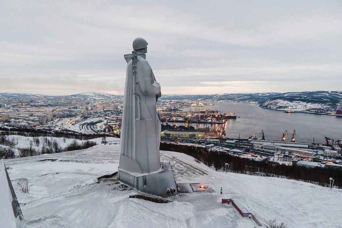 Лучше всего приходить к памятнику вечером: на закате город выглядит красивее. Фото:&nbsp;diy13&nbsp;/&nbsp;Shutterstock