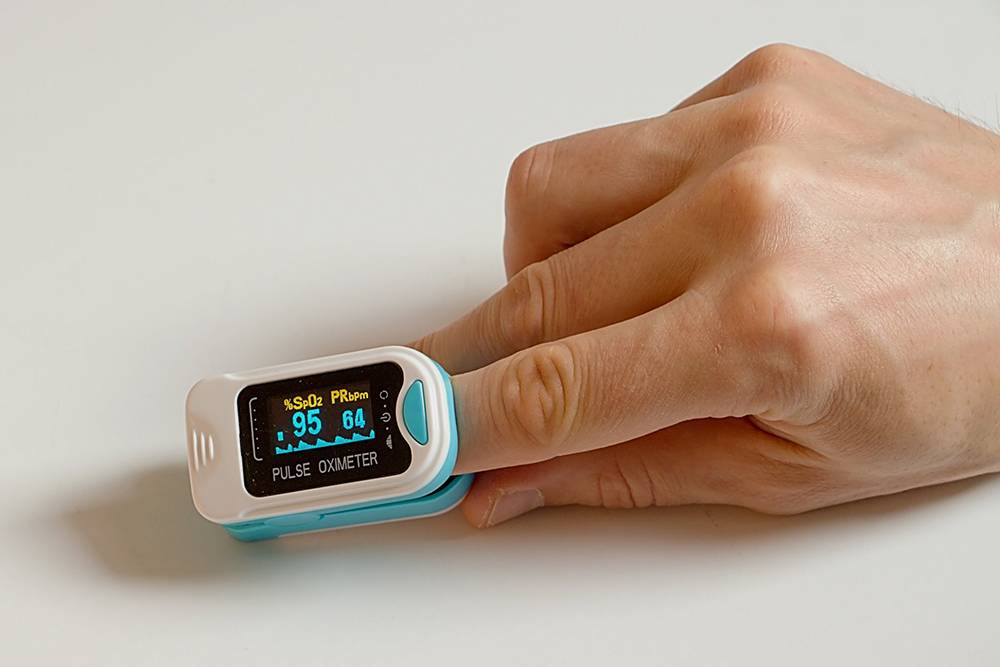 На фотографии — пульсоксиметр, предназначенный для измерения SpO2 на пальце. На дисплей выводятся все данные, которые собирает прибор. Источник: health.state.mn.us