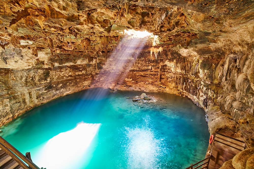 Сеноты образовались из-за обвалов сводов известняковых пещер с подземными водами. Фото: lunamarina / Shutterstock