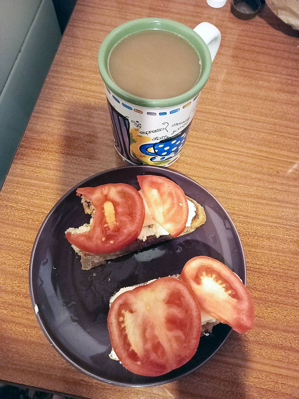 Завтрак: бутерброды с сыром и помидорами, кофе