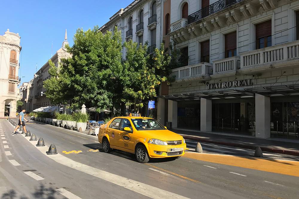 Такие желтые такси можно ловить прямо на улице