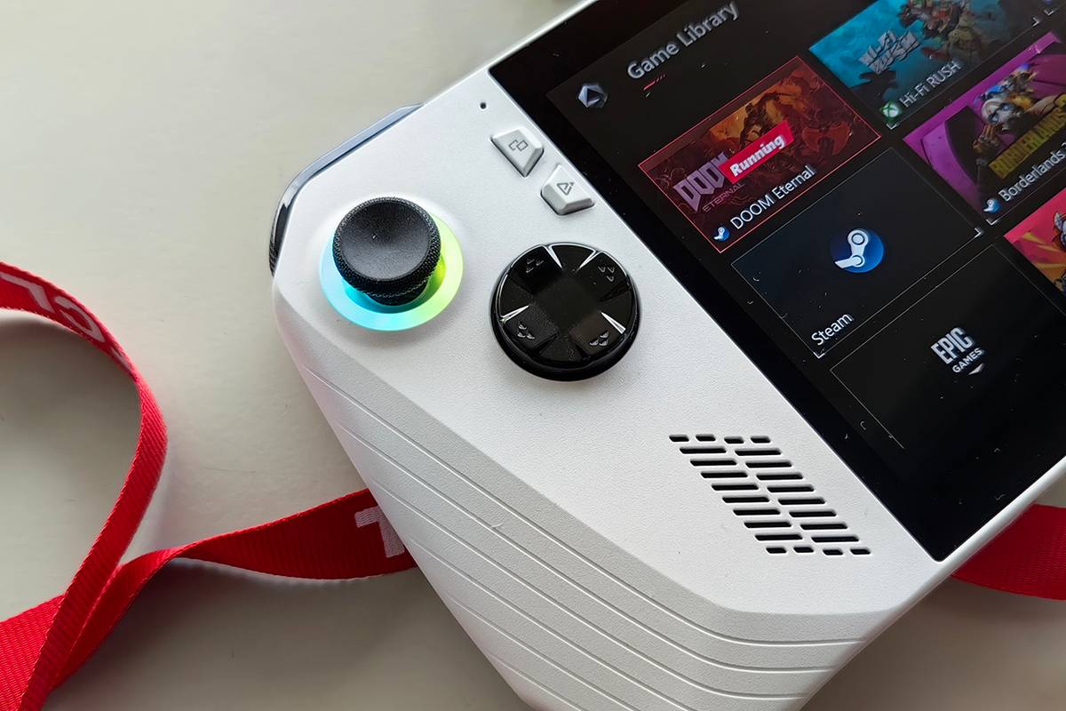 Крестовина слитная, как у Xbox 360. Решение на любителя, но мне нравится