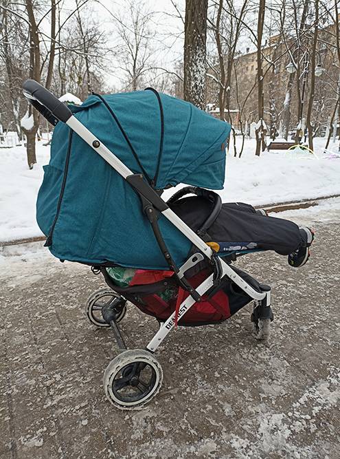 По расчищенным дорожкам «прогулка» едет без особых трудностей. По снегу — никак