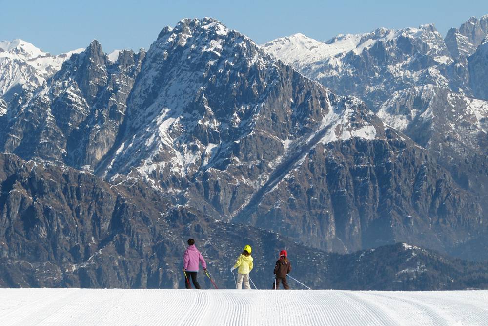 Зима — сезон лыж в Доломитовых Альпах. На фото гора Авена, вид на горы Ветте Фельтрине и национальный парк Доломити Беллунези