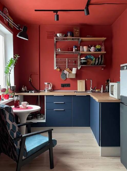 Кухня-гостиная в хрущевке после перепланировки. За счет снесенной стены осталось больше пространства для стола, можно передвинуть его и разместить больше людей