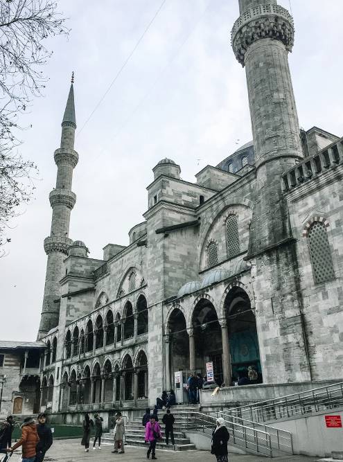 Понять, почему Султанахмет называется Голубой мечетью, можно только внутри