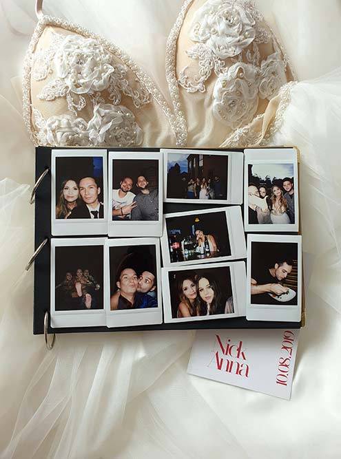 На нашу свадьбу друзья принесли с собой фотоаппарат моментальной печати Fujifilm Instax — получились живые и атмосферные фото, которые мы потом вклеили в свадебный альбом