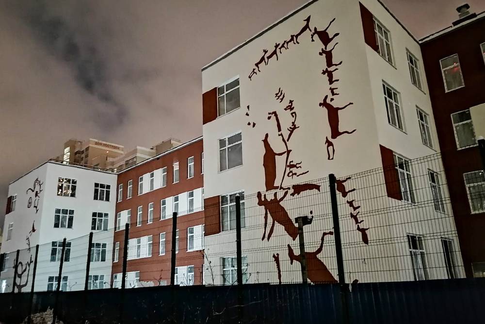 Строящаяся школа в Западном Мурине. Рисунки на стене — онежские петроглифы. На мой&nbsp;взгляд, они выглядят жутко