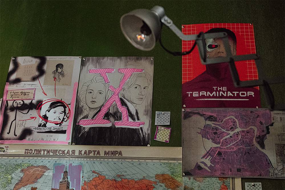 На стене квартиры Громов висят постеры первого «Терминатора» и сериала «Секретные материалы». Источник:&nbsp;«Кинопоиск»