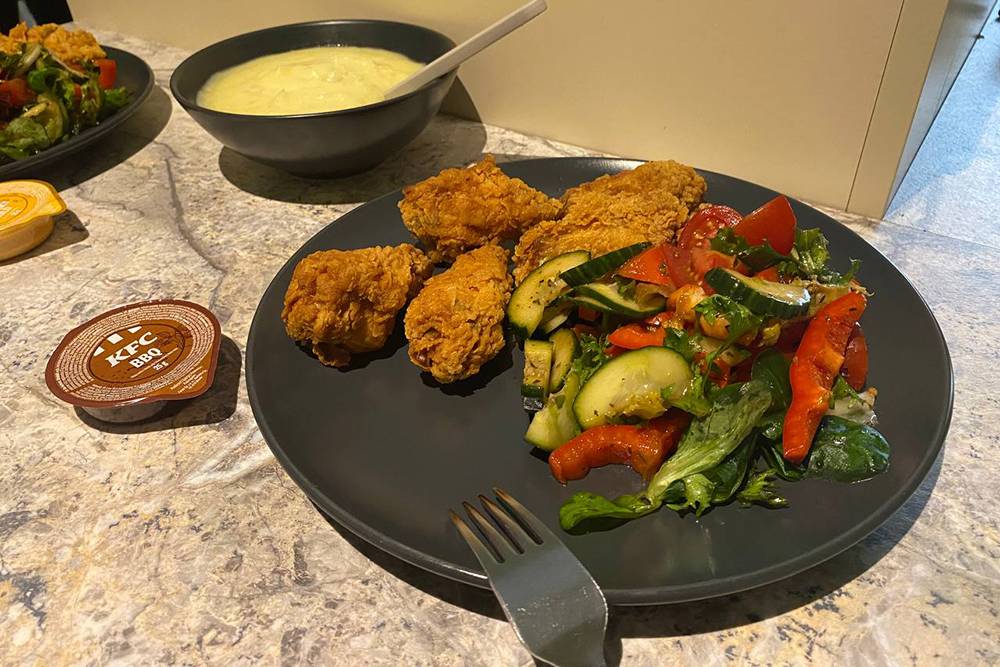 Обед: куриные крылья с&nbsp;картофельным пюре и&nbsp;овощным салатом