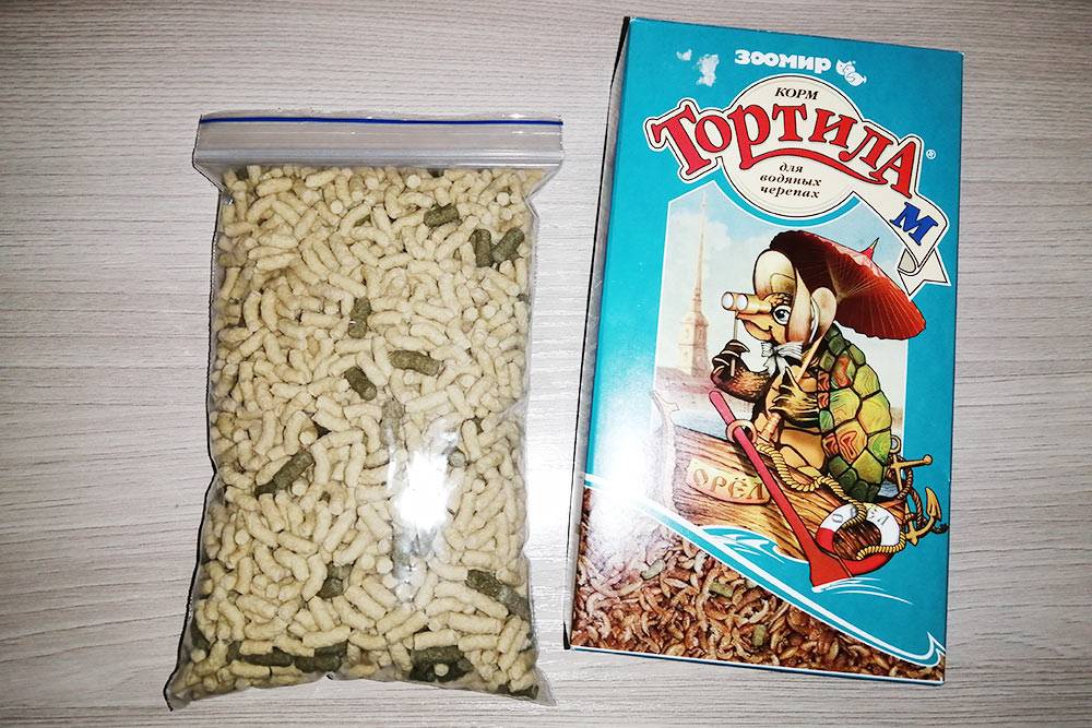 Это палочки фирмы Tetra и смесь «Тортила» фирмы «Зоомир», которыми я кормлю Чипу