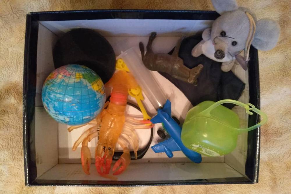 Наполнить коробку можно не только игрушками, но и другими интересными предметами, которые найдутся дома: тем интереснее будет ребенку