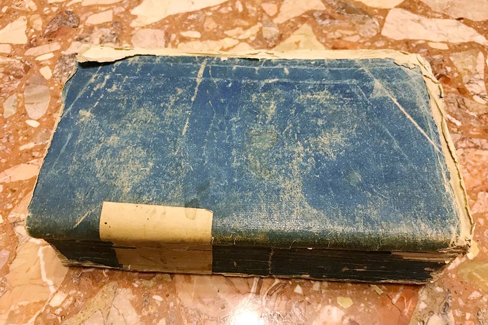 Так выглядит старая книга в первозданном виде, без&nbsp;реставрации и замены переплета. Это «Генриада» Вольтера 1771 года издания