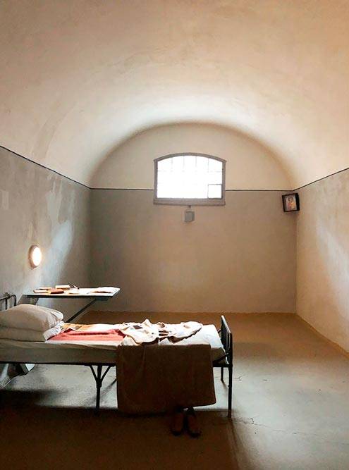 В экспозицию включено два этажа. В основном это тюремные камеры, почти не отличающиеся друг от друга, карцер и баня