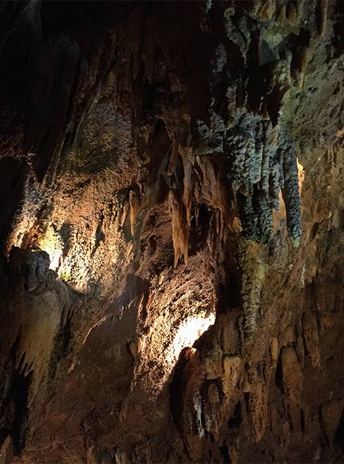 Царство сталактитов и сталагмитов в пещерах Мира-де-Айре