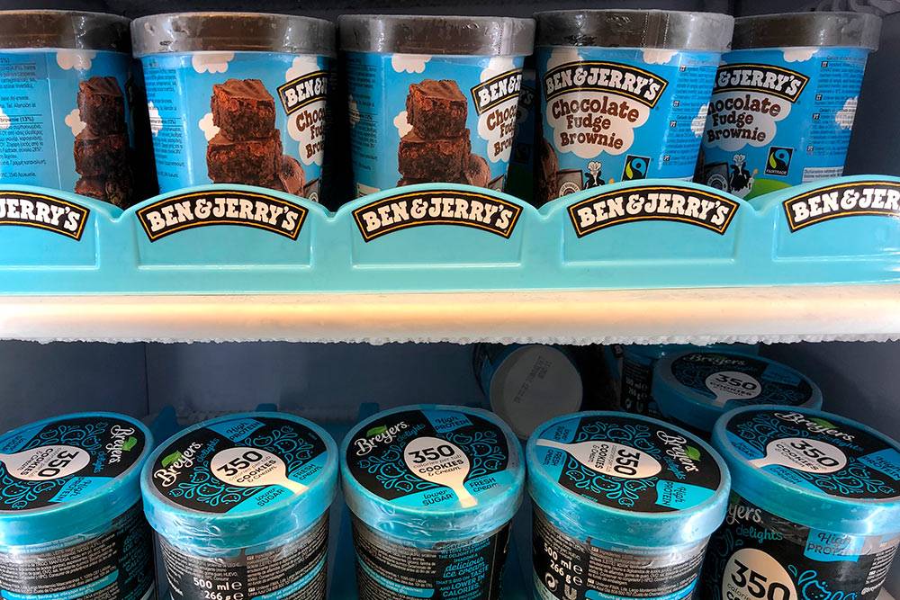 Банка мороженого Ben & Jerry’s стоила примерно 4 $ (около 319 <span class=ruble>Р</span>). Источник: Jeannet-holland / Shutterstock