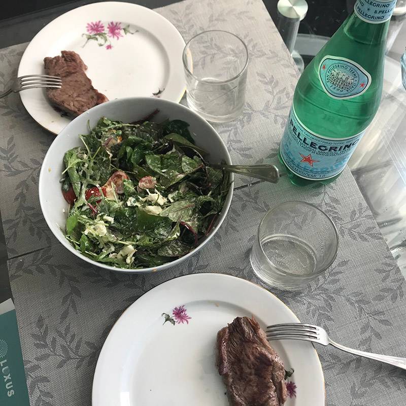 Снова наш типичный обед: мясо и салат
