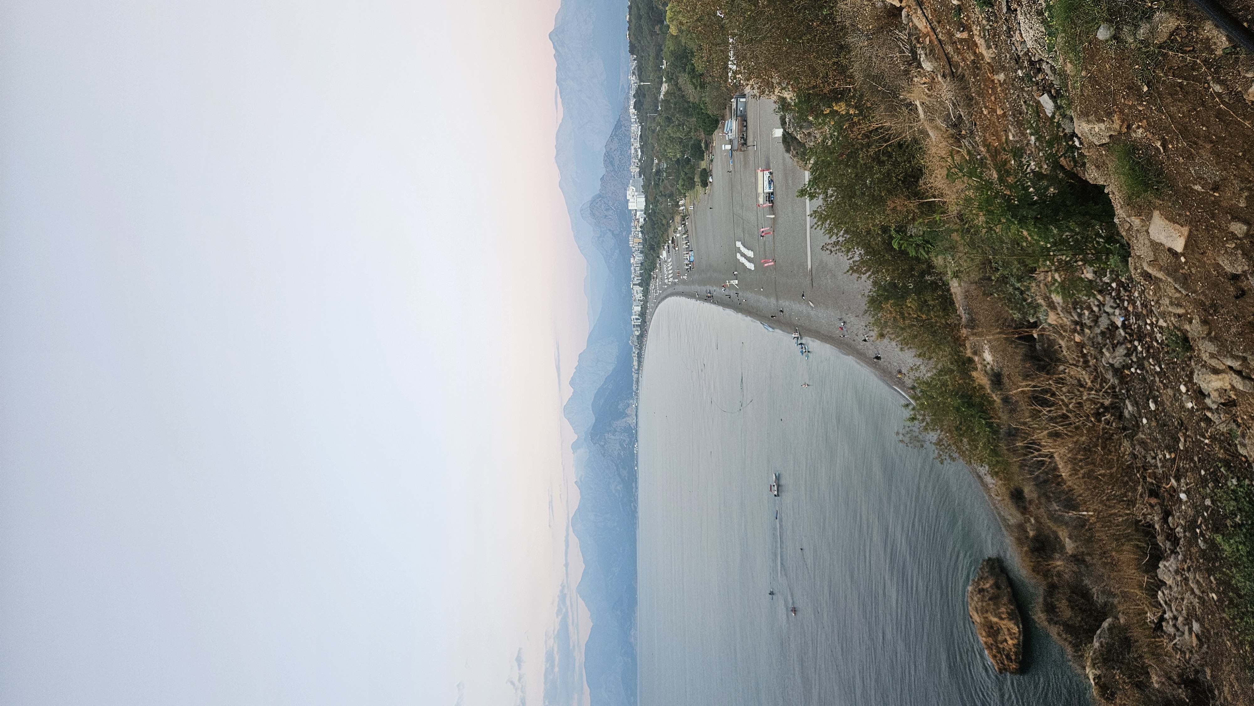 Вид на пляж ранним утром со стороны центра