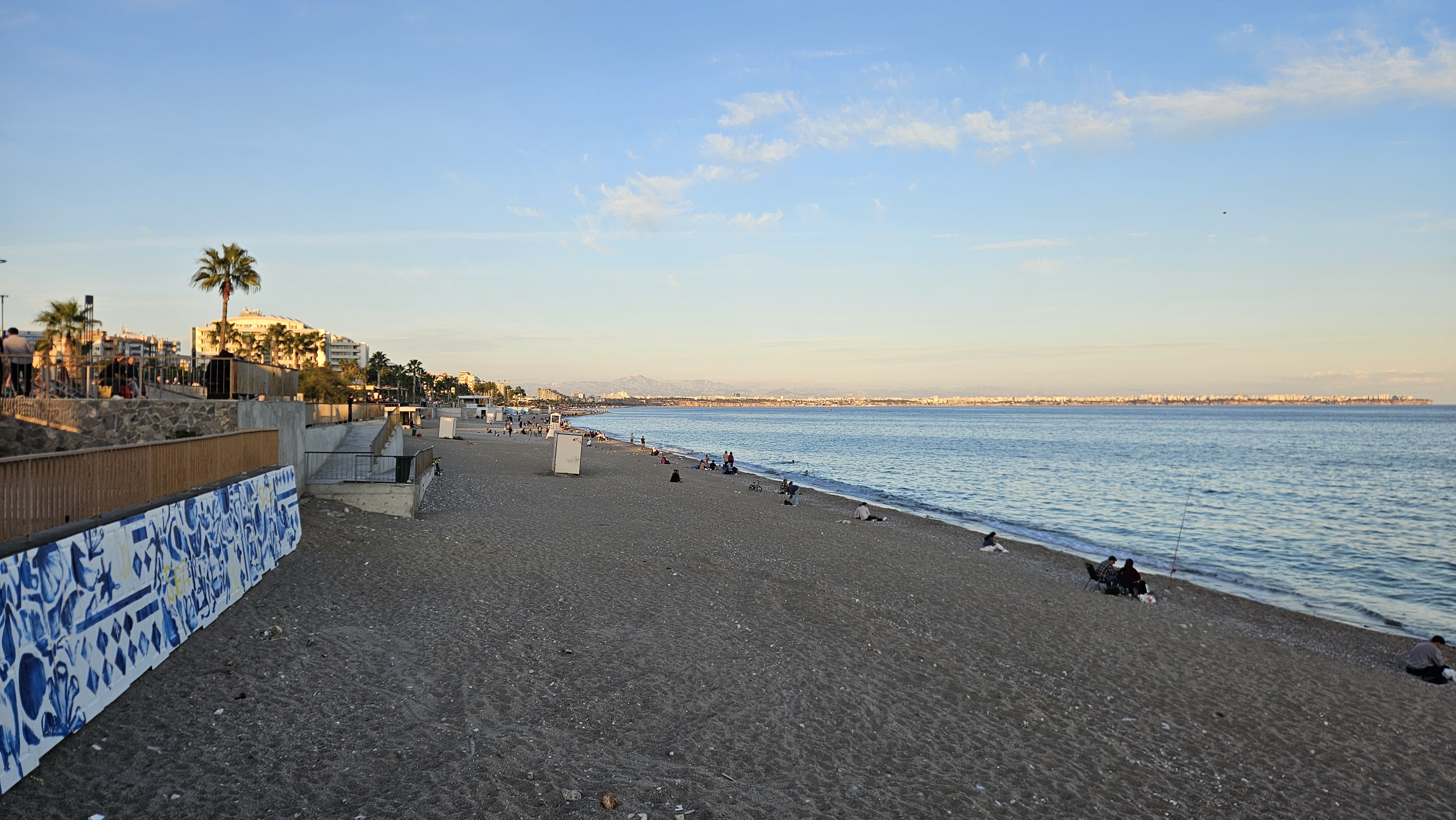 Пляж Коньяалты, с коляской можно спуститься прямо на пляж