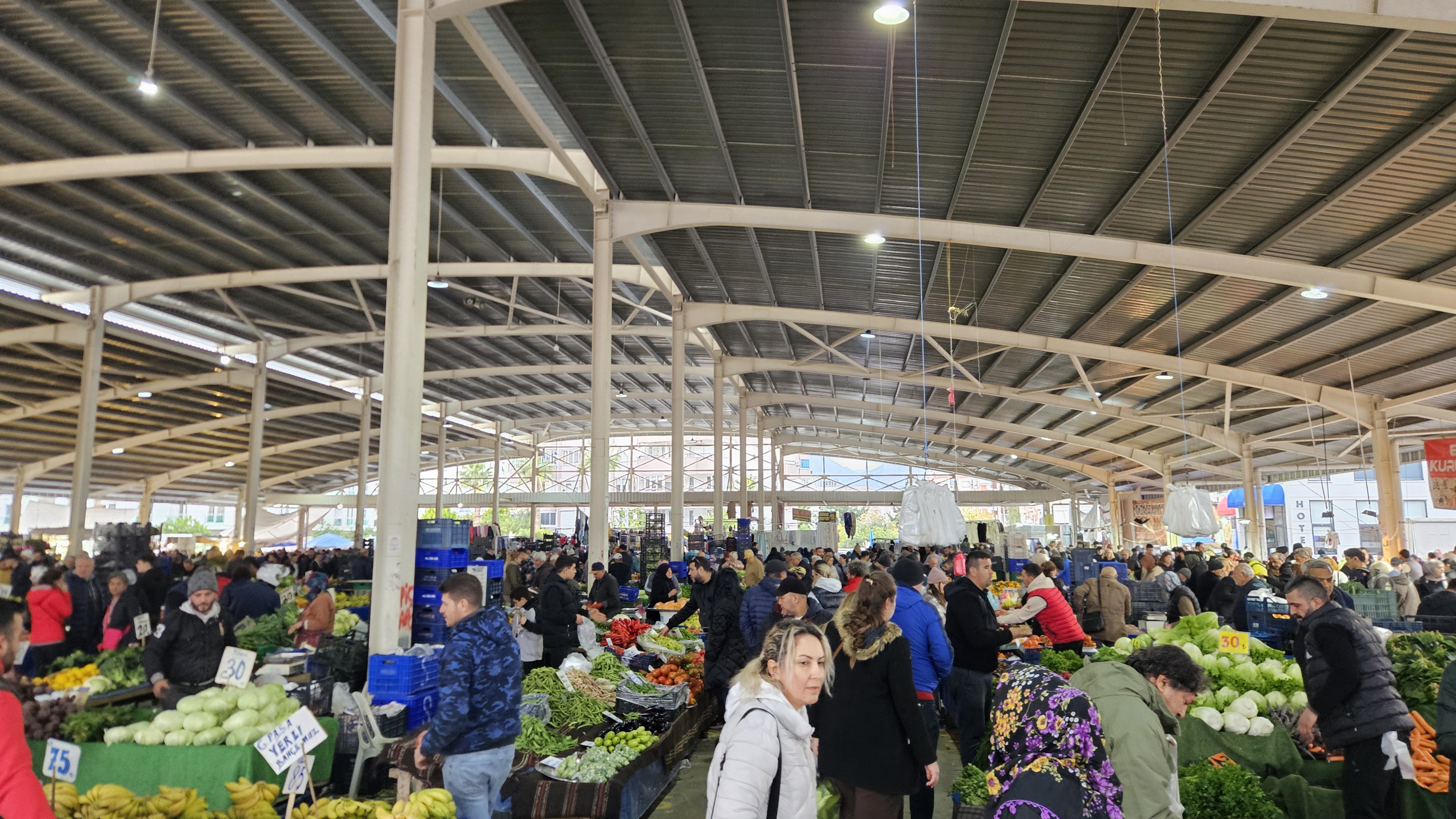 Самое спокойное время на рынке — это утро, вечером очень шумно и многолюдно