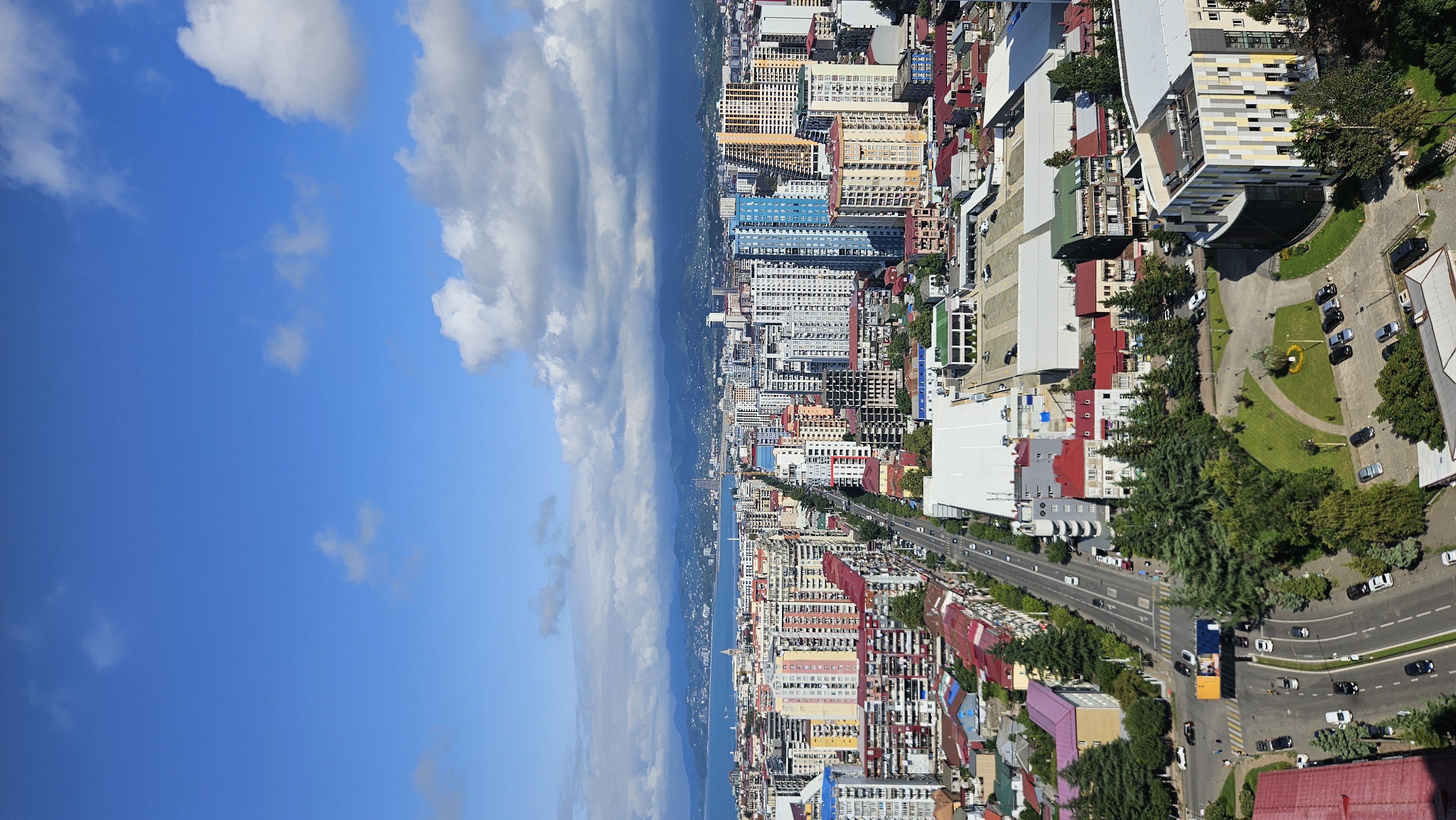 Вид из окна апартаментов днём