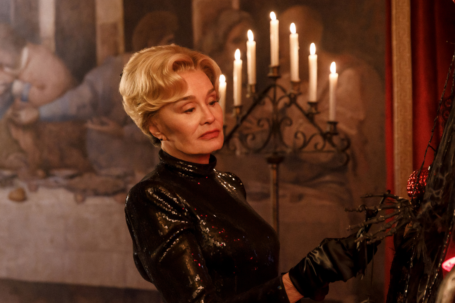 Джессика Лэнг согласилась вернуться в сериал только при одном условии. Она должна была снова сыграть всех четырех своих героинь из предыдущих сезонов